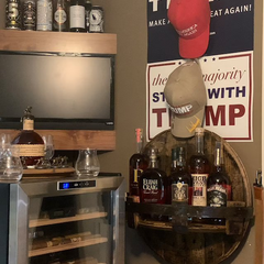Beczario – półka wisząca w kształcie beczki whisky