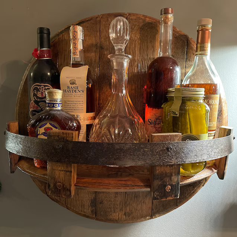 Beczario – półka wisząca w kształcie beczki whisky
