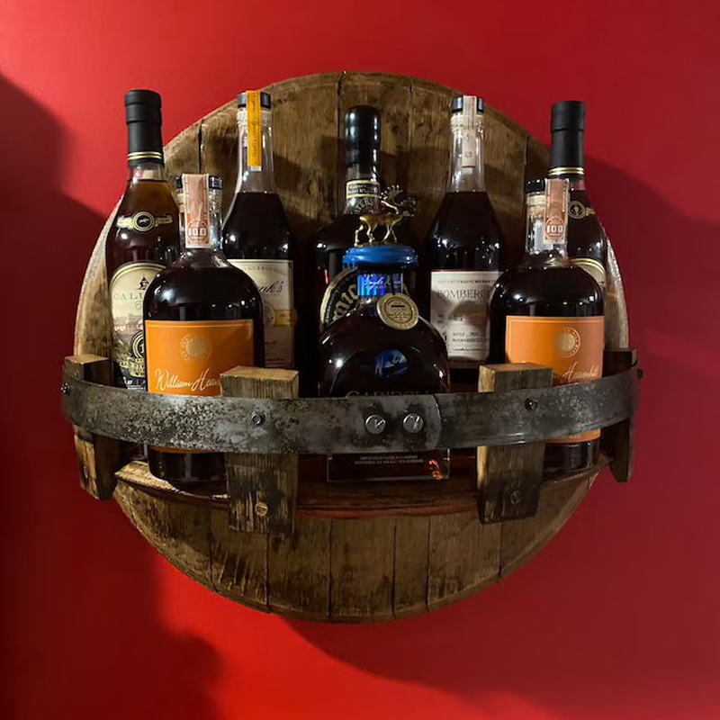 Beczario – półka wisząca w kształcie beczki whisky