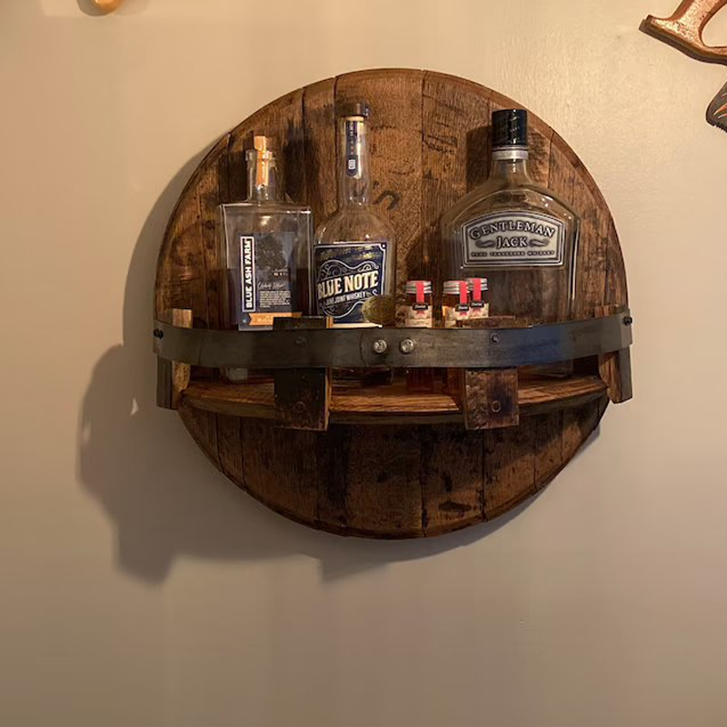 Beczario – półka wisząca w kształcie beczki whisky