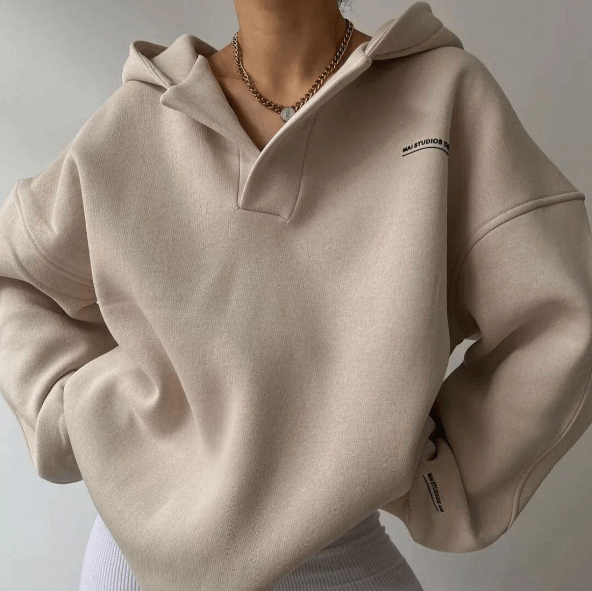 Bluza damska oversize z kapturem - dekolt z wcięciem
