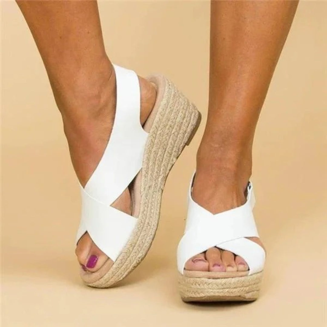 Espadryle na koturnie z krzyżowanymi paskami