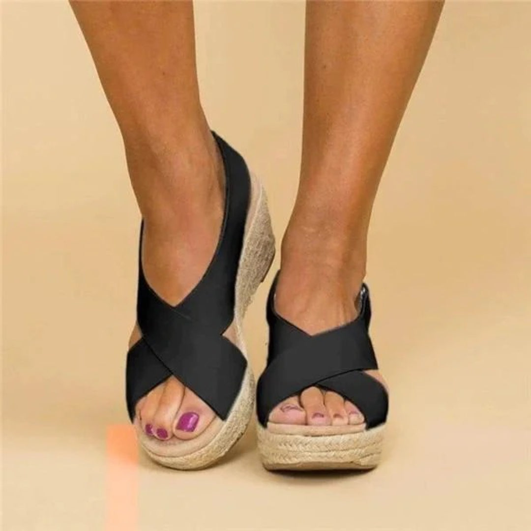 Espadryle na koturnie z krzyżowanymi paskami
