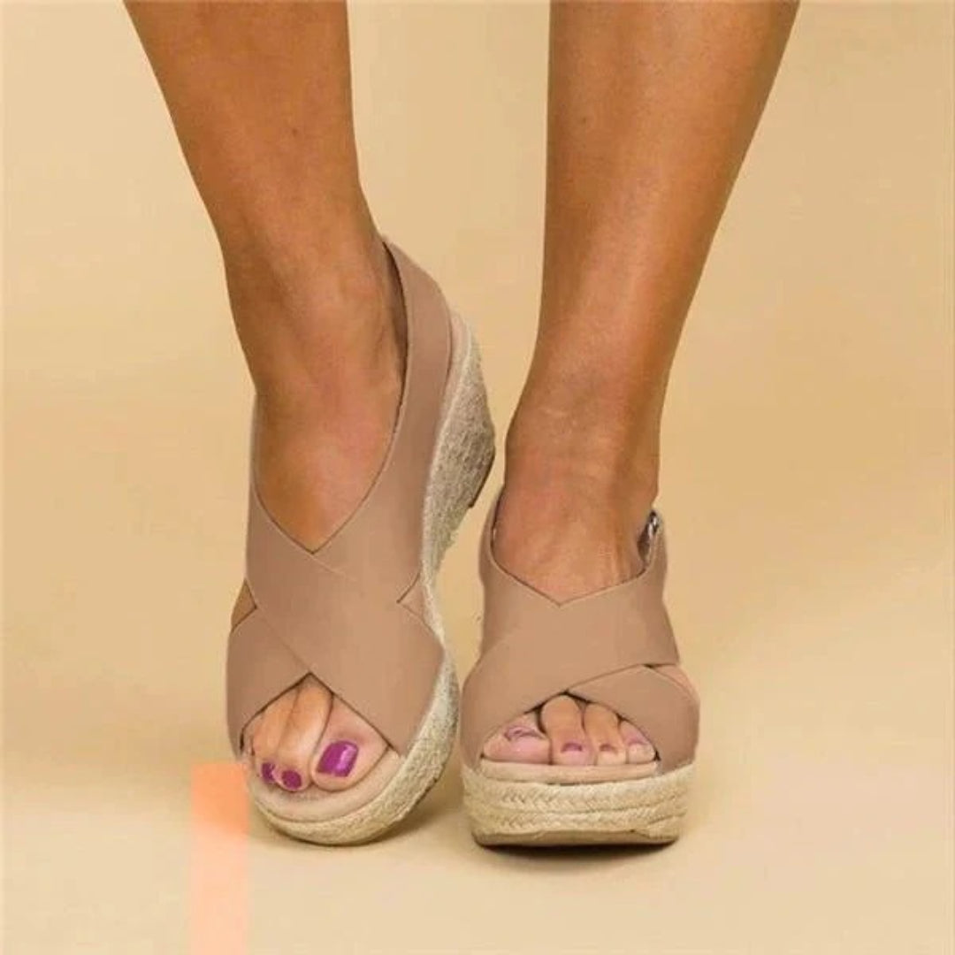 Espadryle na koturnie z krzyżowanymi paskami
